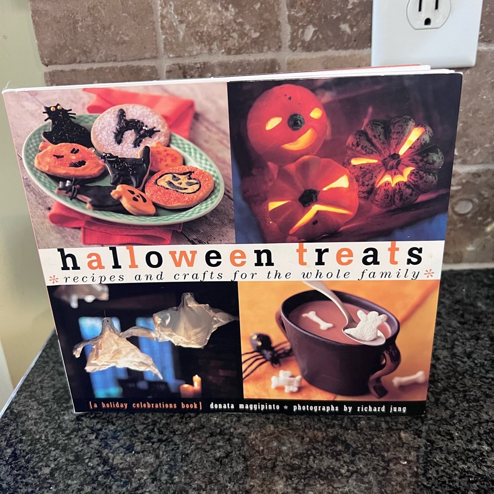 Halloween book “Halloween Treats” with crafts and recipes for whole family
